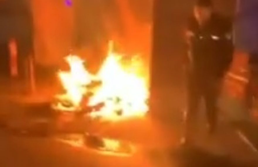 CASERTACE - IL VIDEO. CASERTA. Un pazzo piromane con le iniziali del Grande Fratello incendia decine di cassonetti nei condomini in zona Stazione