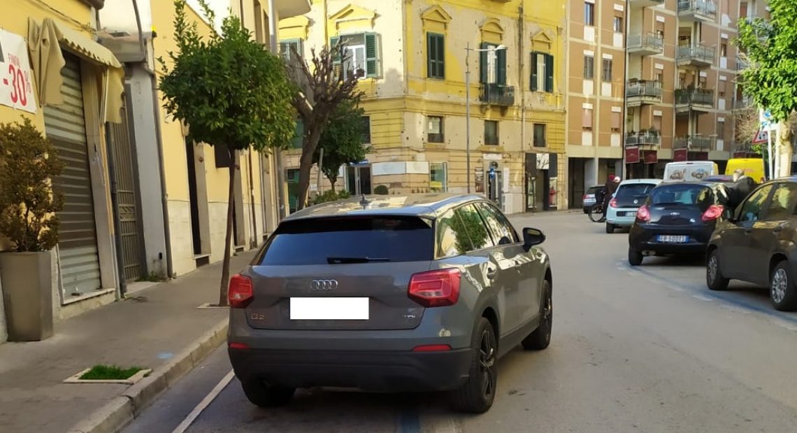 CASERTACE - LA FOTO. CASERTA. Questa è l'auto dell'uomo che ha provato a fare la truffa dello specchietto in pieno centro