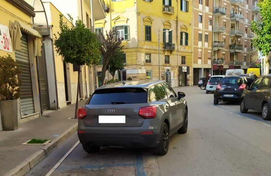 CASERTACE - LA FOTO. CASERTA. Questa è l'auto dell'uomo che ha provato a fare la truffa dello specchietto in pieno centro