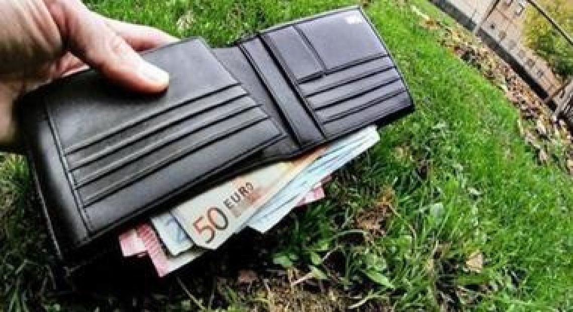 Professore casertano trova un portafogli con 300 euro perso da un'imprenditrice e lo porta alla Polizia - CASERTACE