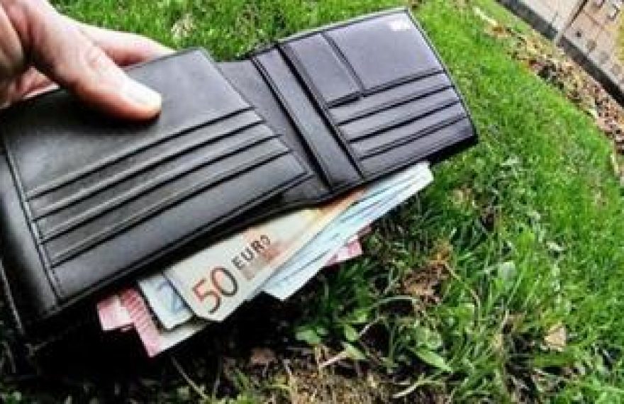 Professore casertano trova un portafogli con 300 euro perso da un'imprenditrice e lo porta alla Polizia - CASERTACE