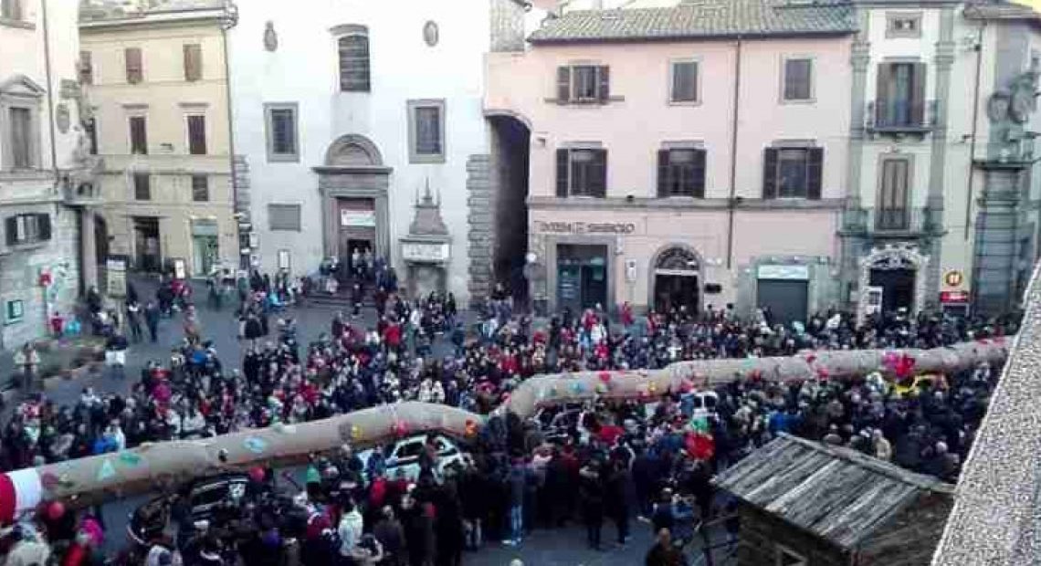 In provincia di Caserta si prova il record mondiale della calza della Befana più lunga - CasertaCE