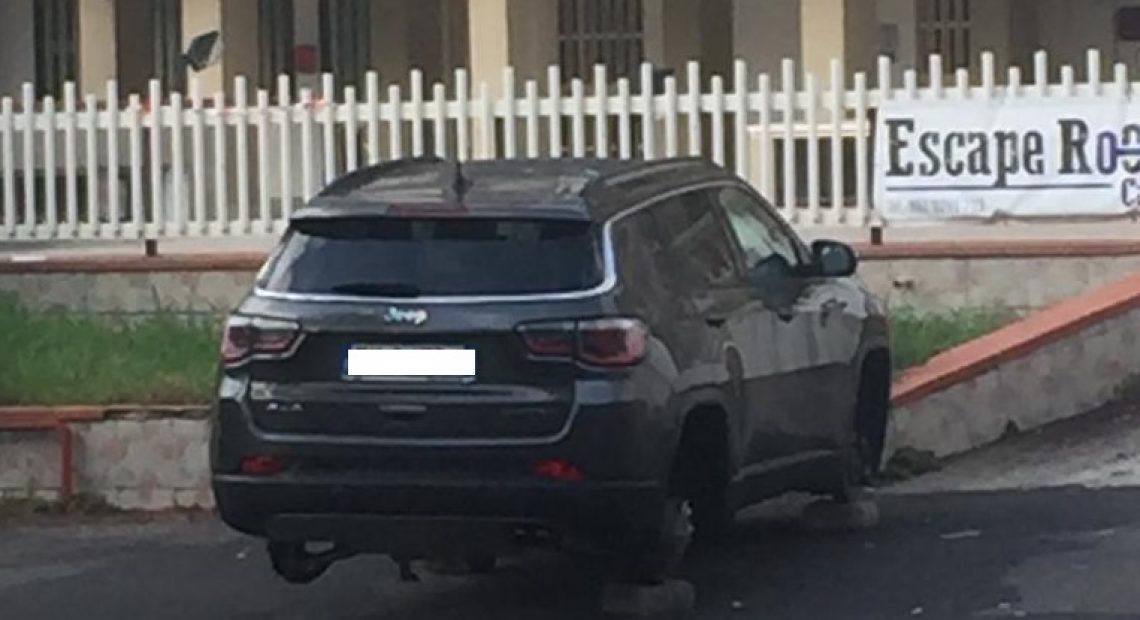 CASERTA. LA FOTO. Un altro furto di pneumatici. Jeep resta in bilico sui mattoni - CasertaCE