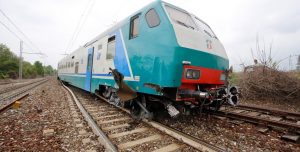 CASERTACE - Carrozza del treno deraglia, terrore tra i pendolari