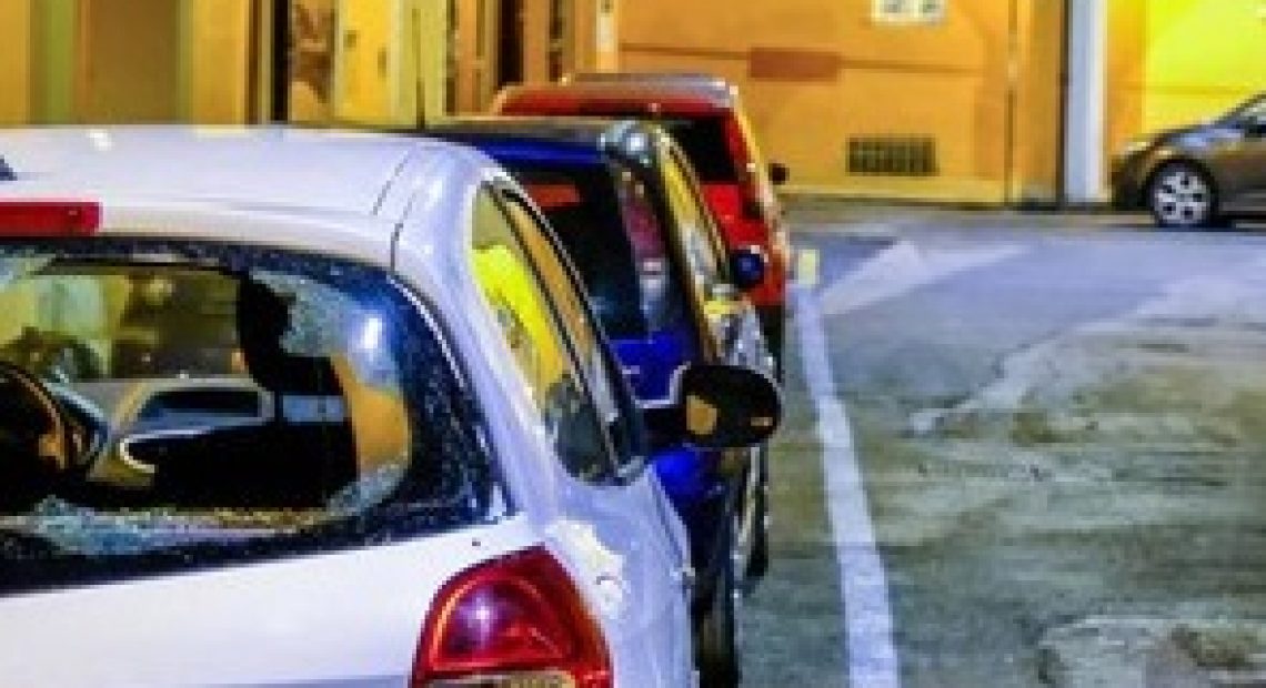 Notte di follia, decine di auto danneggiate davanti a un locale - CasertaCE