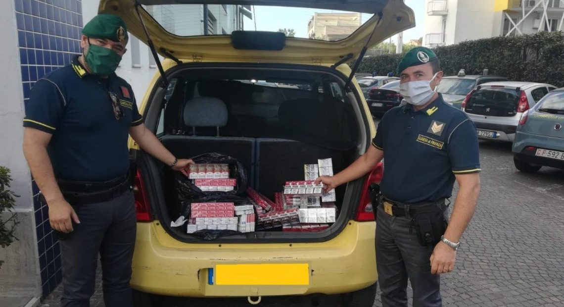 CASERTACE - LA FOTO. Girava in auto con 15 chili di sigarette di contrabbando, arrestato 60enne