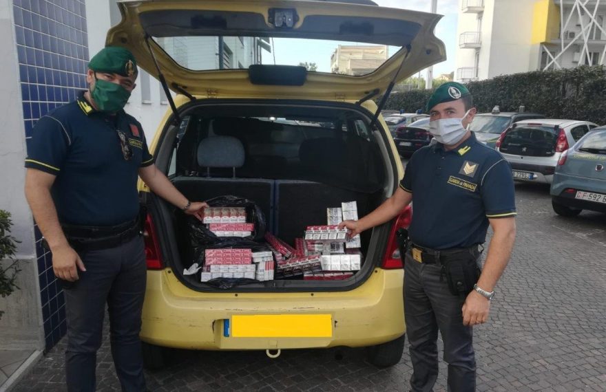 CASERTACE - LA FOTO. Girava in auto con 15 chili di sigarette di contrabbando, arrestato 60enne