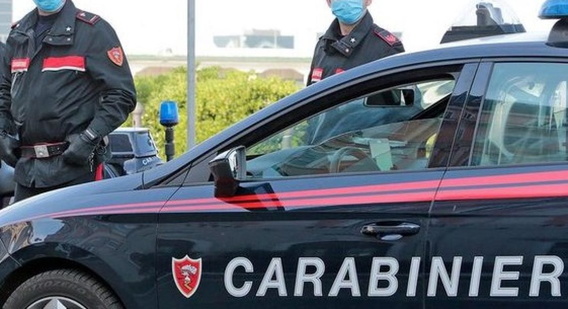 Coltello vietato e un proiettile nel vano porta oggetti. Denunciato 24enne di CASERTA - CASERTACE