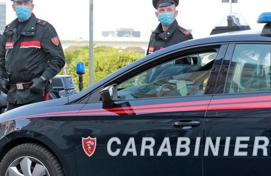 Coltello vietato e un proiettile nel vano porta oggetti. Denunciato 24enne di CASERTA - CASERTACE