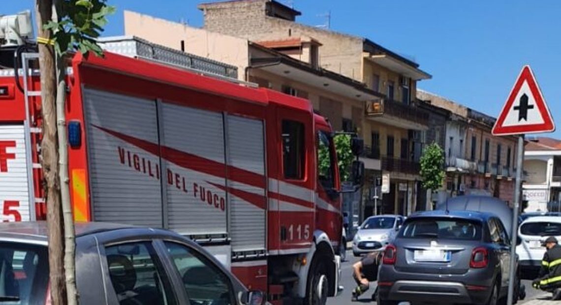 CASERTACE - LA FOTO. Pompieri in azione sulla Nazionale Appia. Grande preoccupazione in strada, ma alla fine c'entra un gattino