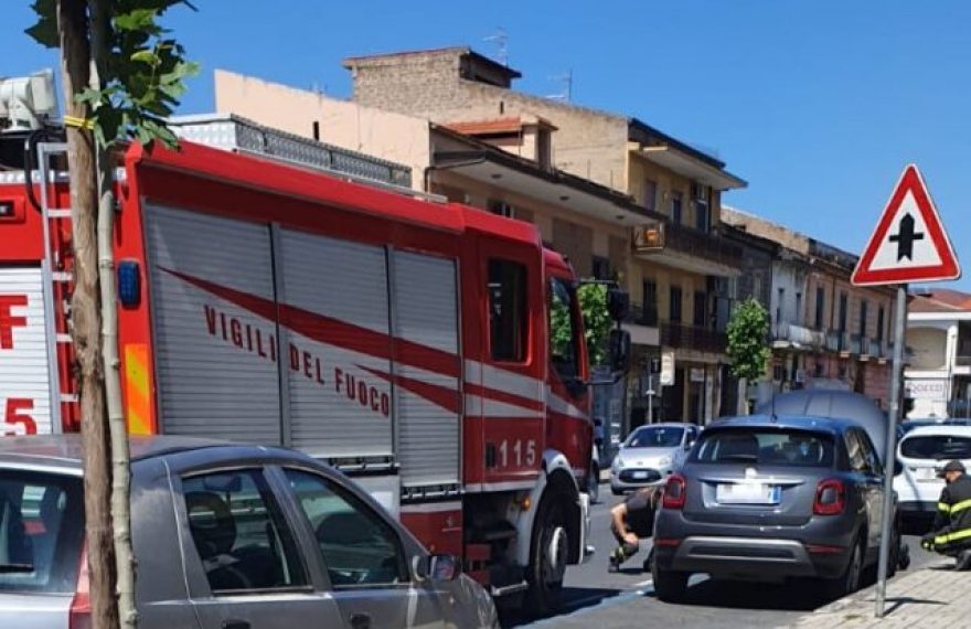 CASERTACE - LA FOTO. Pompieri in azione sulla Nazionale Appia. Grande preoccupazione in strada, ma alla fine c'entra un gattino