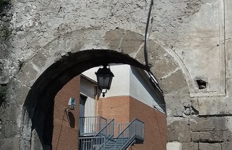 CASERTACE - L'antica cinta muraria è a rischio crollo, sequestrata dai carabinieri
