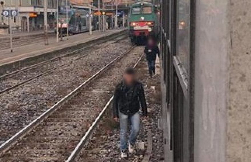 CASERTACE - C'è qualcuno fermo sui binari, bloccati i treni sulla tratta Napoli-Formia