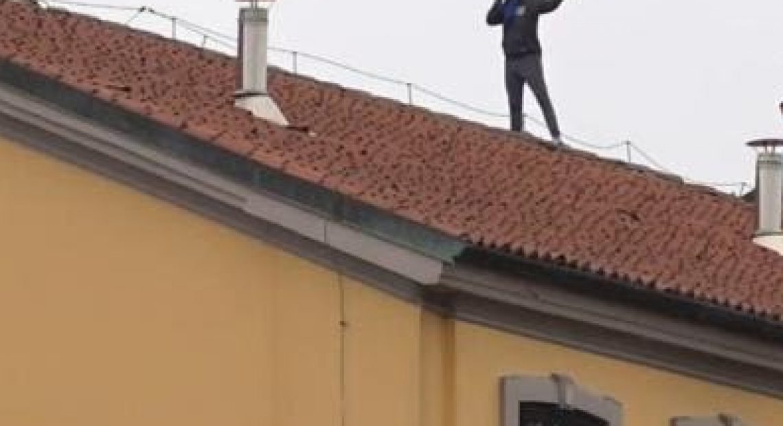 CASERTACE - PROTESTA IN CARCERE. Detenuto sale sul tetto e minaccia di lanciarsi di sotto