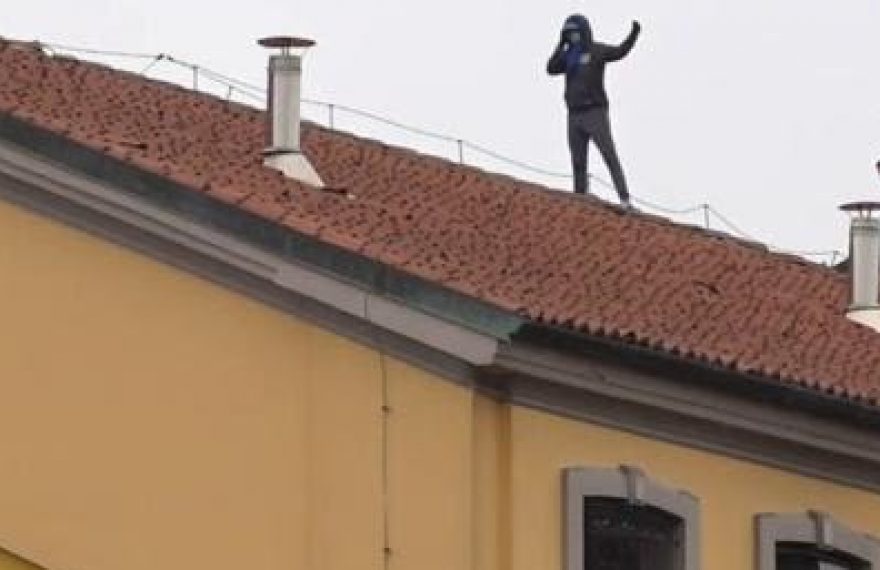 CASERTACE - PROTESTA IN CARCERE. Detenuto sale sul tetto e minaccia di lanciarsi di sotto