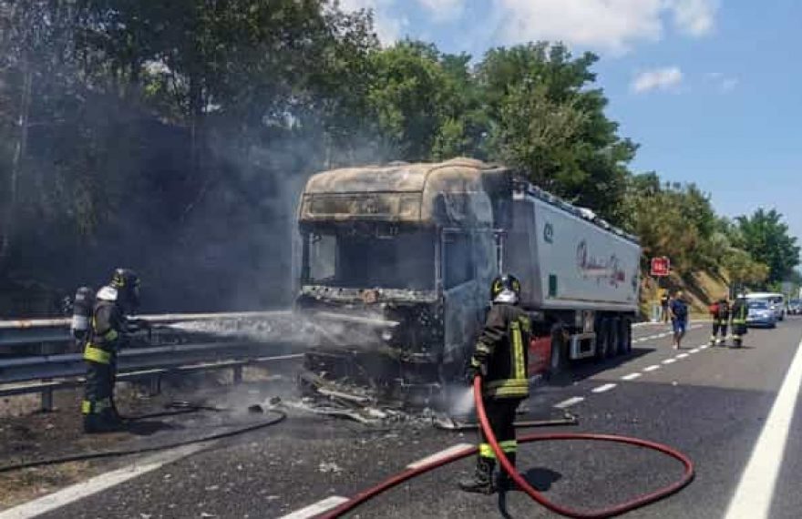 CASERTACE - LA FOTO. Camion prende fuoco in autostrada, autista salvo per miracolo