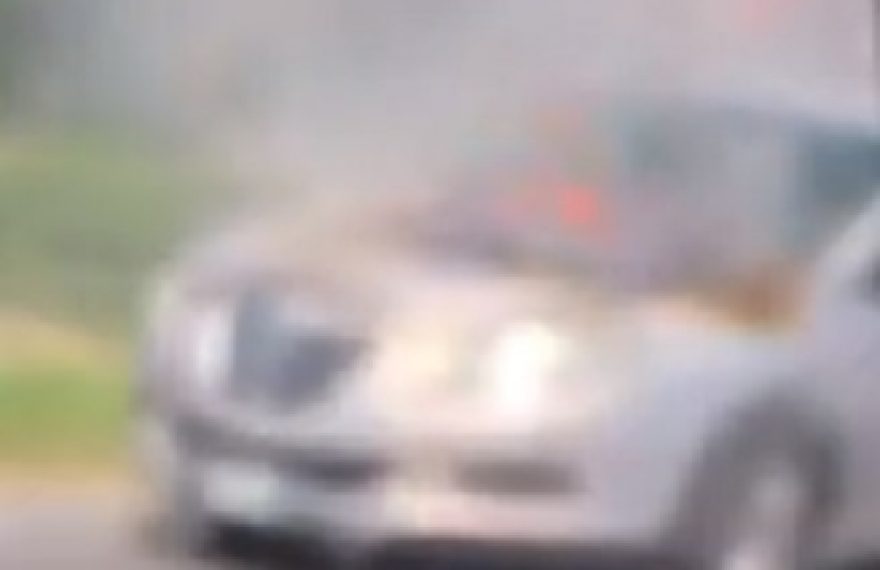 CASERTACE - LA FOTO. MADDALONI. Auto in fiamme in mezzo alla strada, passeggeri costretti alla fuga