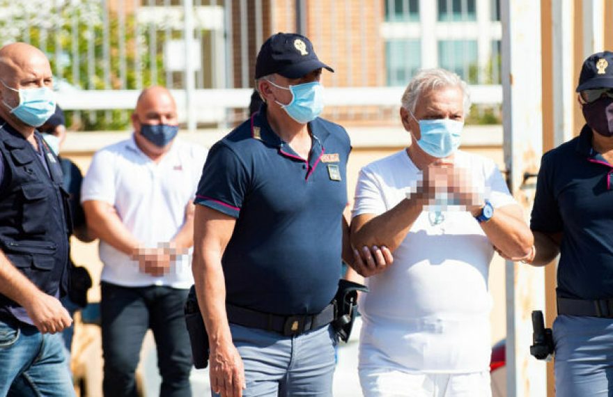 CASERTACE - LA FOTO. TUTTI I NOMI DEGLI 11 ARRESTATI. C’è l’inossidabile Pasquale Pirolo e un maresciallo casertano dei carabinieri. Riciclaggio e false compravendite immobiliari