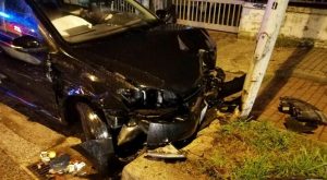 LE FOTO. Paura su Viale Carlo III. Schianto al semaforo, auto contro il palo della luce - CasertaCE
