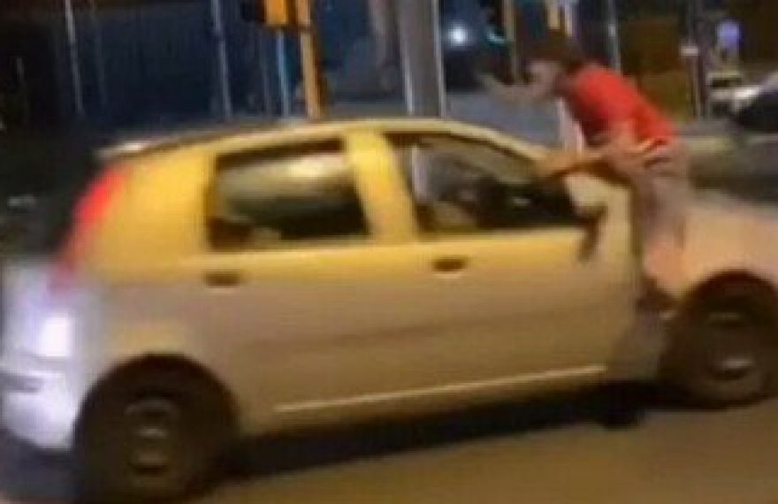 Ragazzini si lanciano su auto, allarme anche a CASERTA per nuova sfida su Tik Tok - CasertaCE