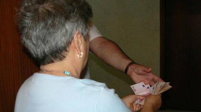 "Tuo nipote ha bisogno di aiuto". Così due ladri rubano 9 mila euro ad una nonnina - CasertaCE