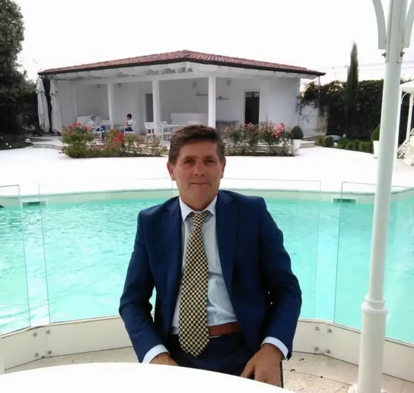 uomo con piscina dietro