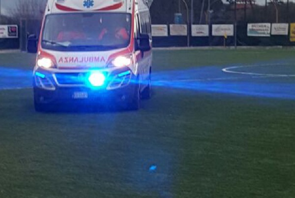 ambulanza con luci accese