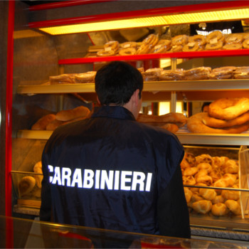 carabiniere in panetteria