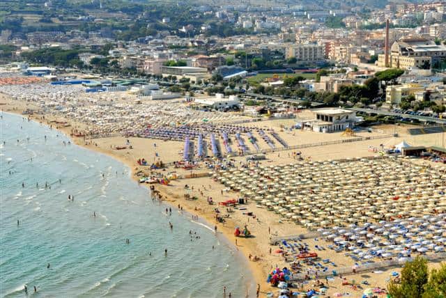 Baia Domizia: Retate Shock della Guardia di Finanza nei Lidi Costieri - Scoperti Abusi e Irregolarità